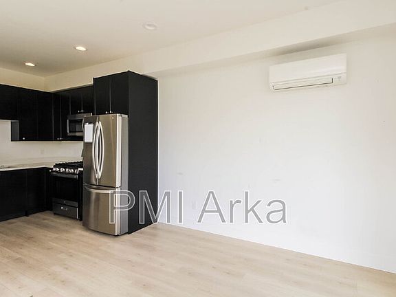 3rd image of 909 28th Ave S Unit C