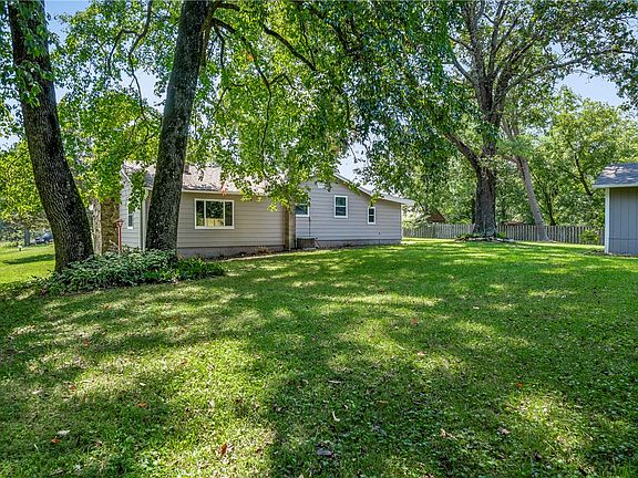 3rd image of 613 E Hilltop Dr