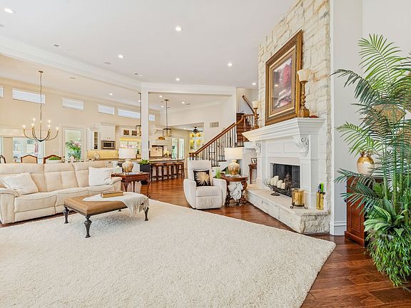 4th image of 4 Wooded Ln