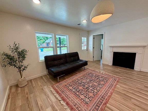 3rd image of 358 E Floyd Baker Blvd