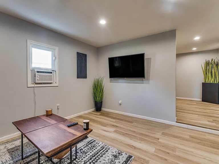 110 E Osborne St — Photo 5