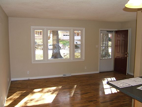 Living Room w. Hardwood Floors