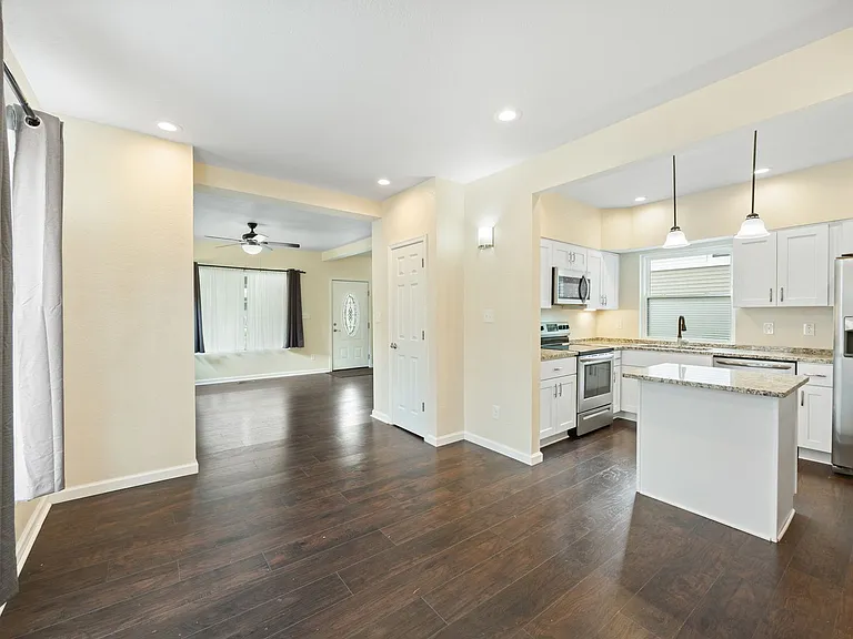 831 W 35th St — Photo 9