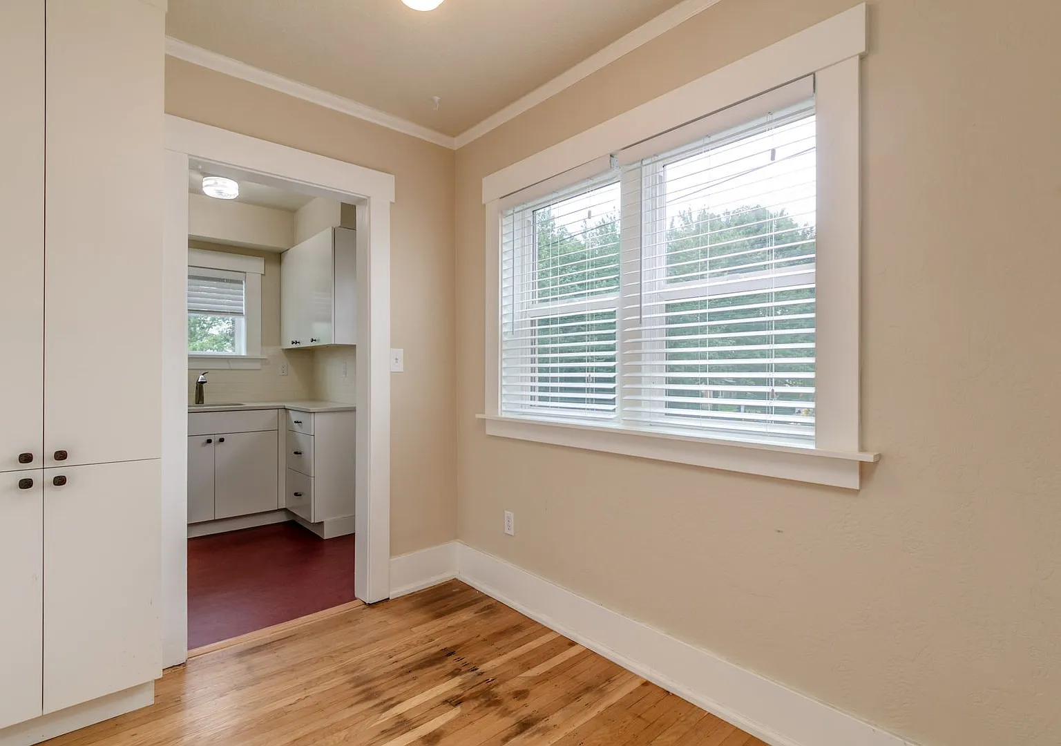 Amazing Vintage 1 Bedroom In Kerns Neighborhood! — Photo 4