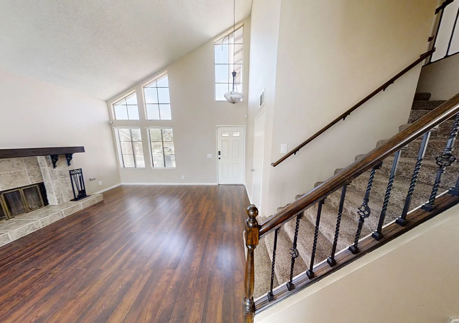 Beautiful 4 Bedroom Pool Home — Photo 2