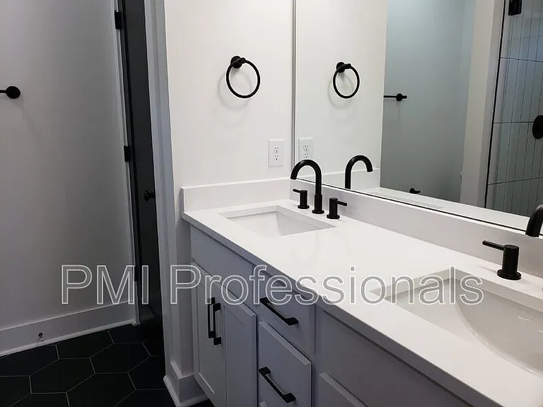 215 Eisenhower Dr #A — Photo 11
