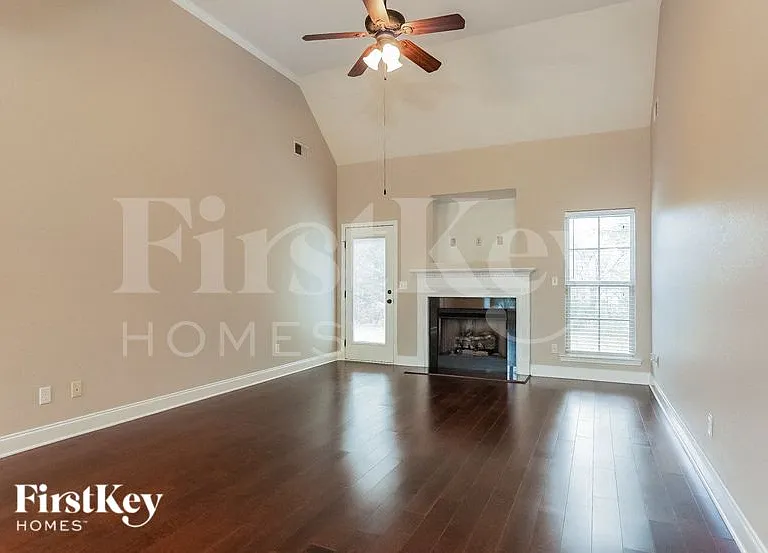 1012 Pilgrim Ln — Photo 2