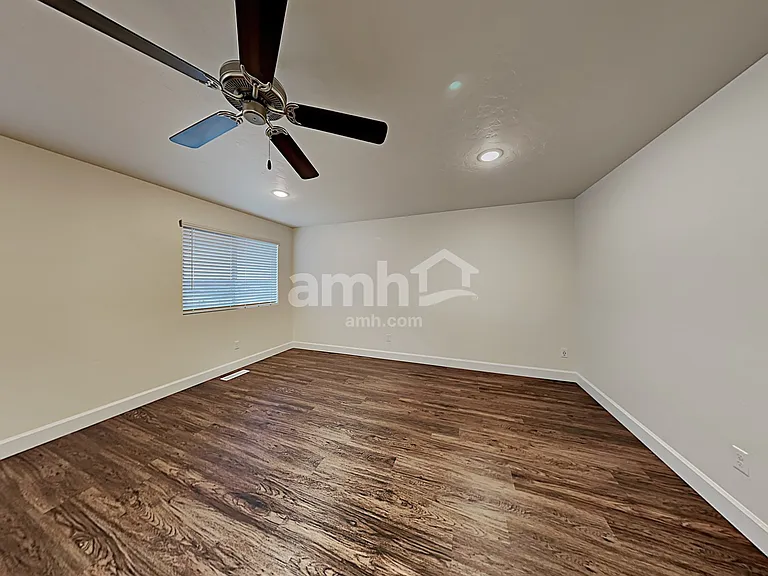 981 N Barkvine Ave — Photo 8