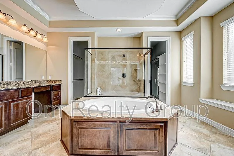 5 bed, 5.0 bath, 5399 sqft, $5,000 — Photo 4