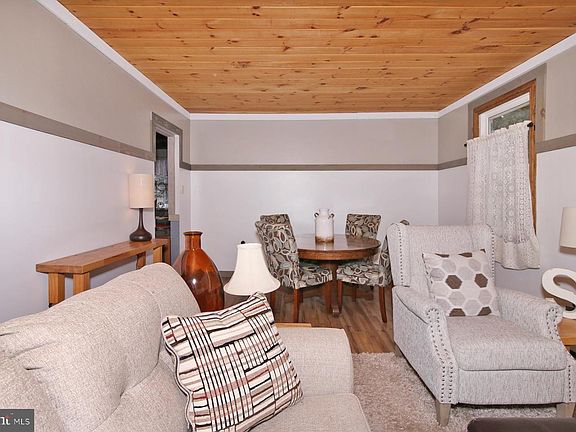 5th image of 203 Elm St