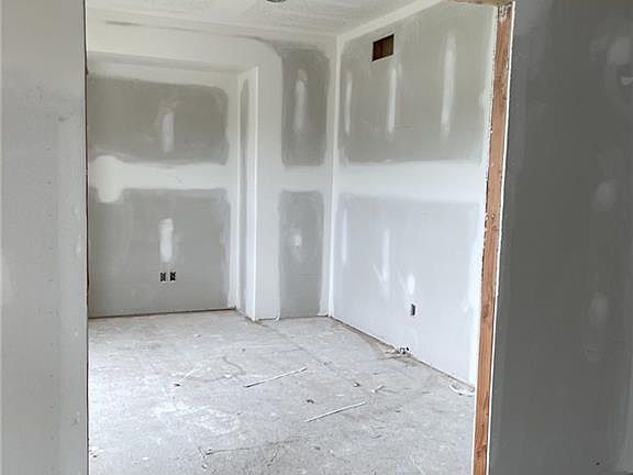 5th image of 8877 N Poplar Ave