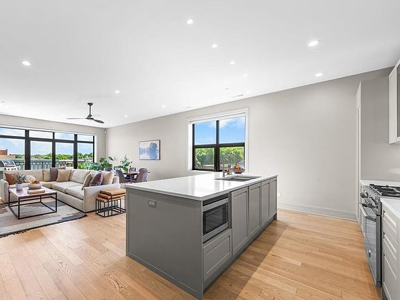 5th image of 4504 N Clark St #404