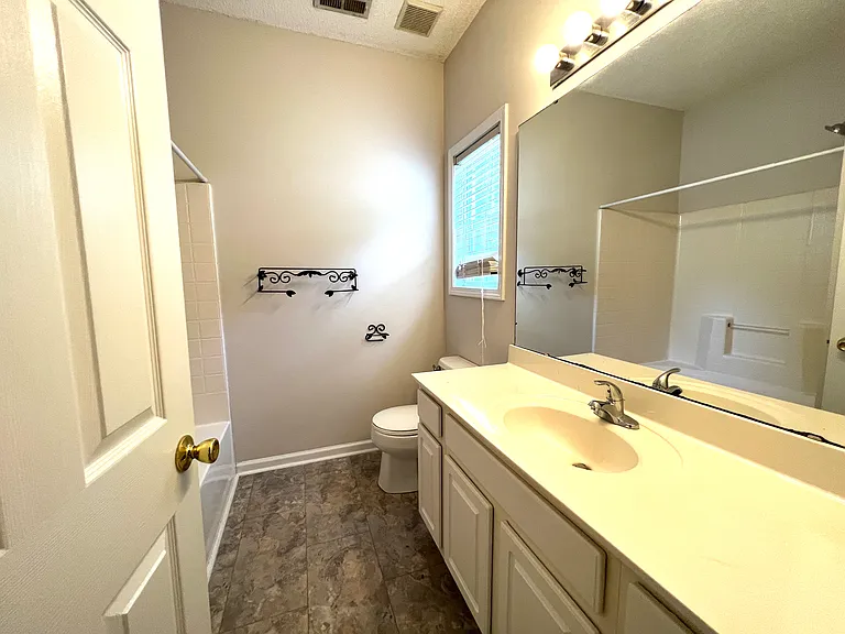 216 Howe St — Photo 17