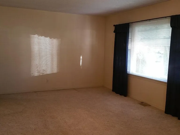 1433 W Hamilton St — Photo 3