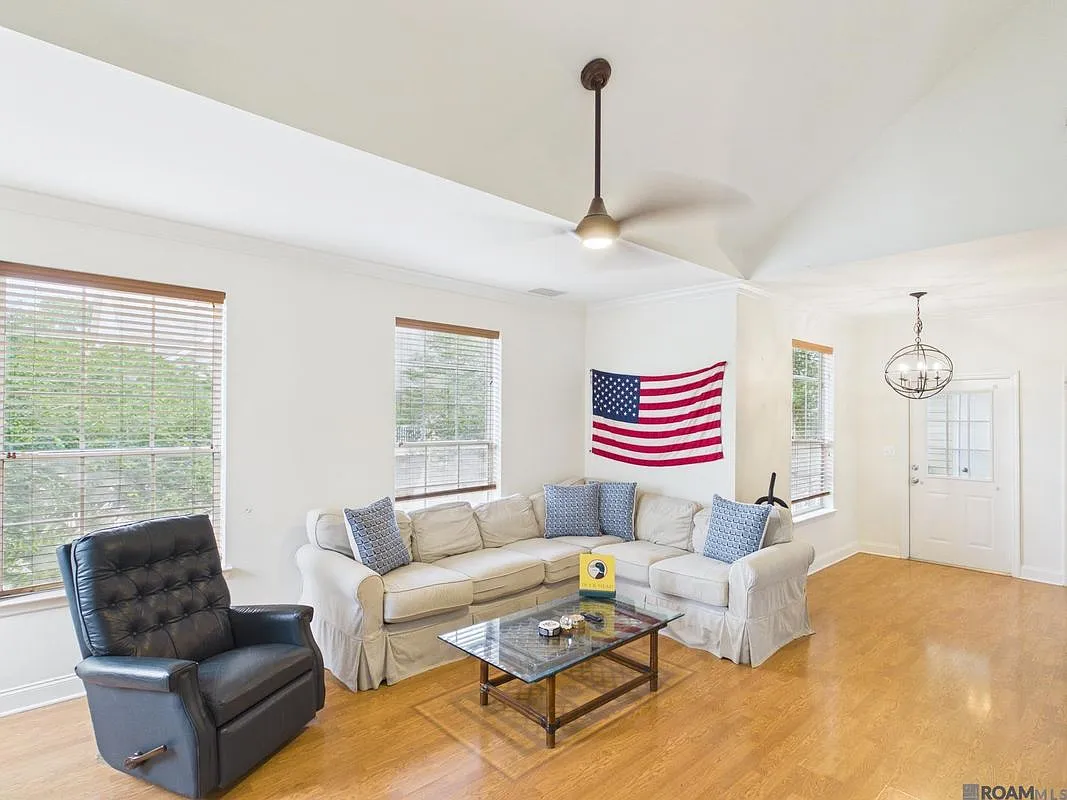 3 bed, 3.0 bath, 1700 sqft, $2,175 — Photo 3