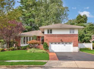 1 Radnor Rd, Plainview, NY 11803