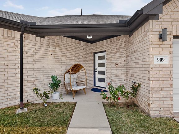 3rd image of 909 Marcellus Ct