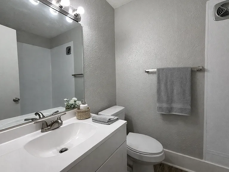 Wind Crest Apartments and Townhomes - Move in Specials Available! — Photo 10