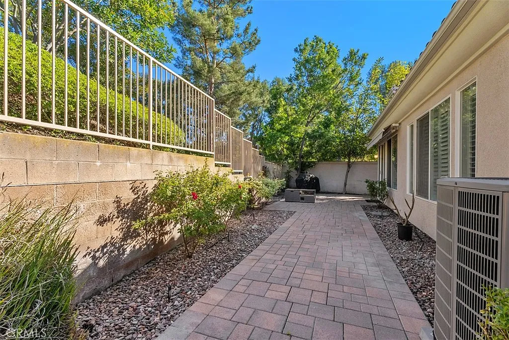 2 bed, 1900 sqft, $4,400 — Photo 3