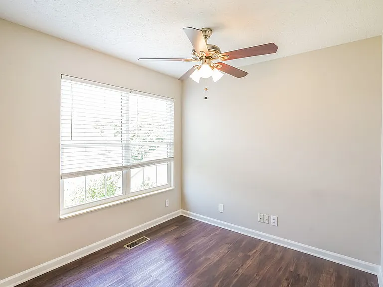909 Bexhill Ct S — Photo 15