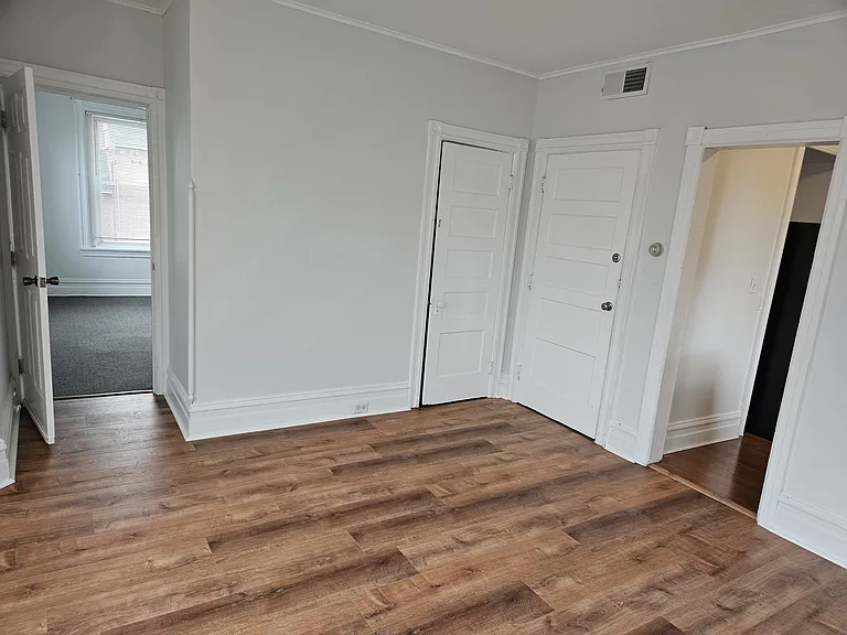 145 E North St — Photo 3