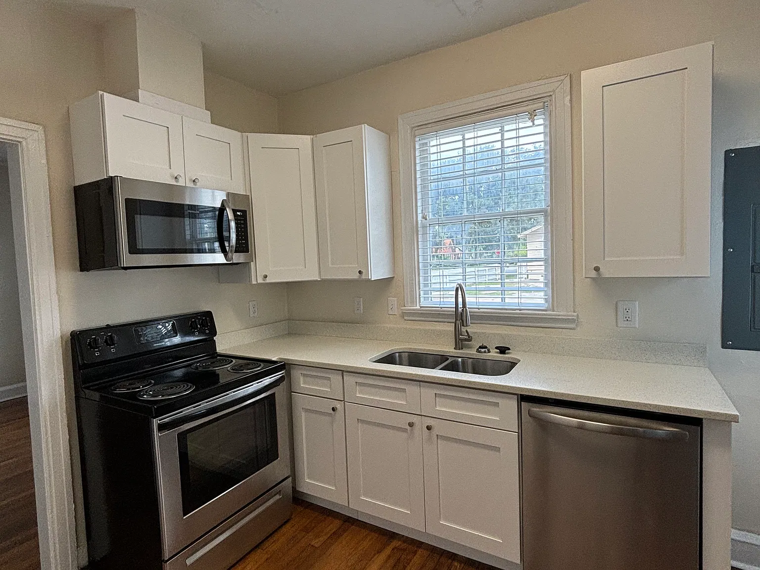 4 bed, 2192 sqft, $5,000 — Photo 3