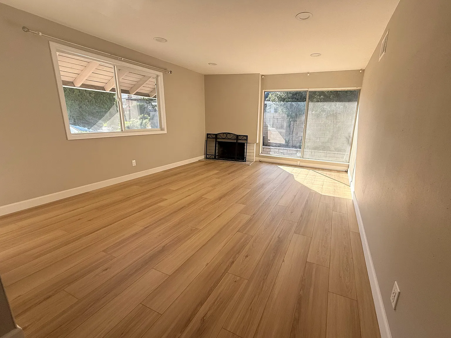 4 bed, 2.5 bath, 2106 sqft, $4,050 — Photo 3