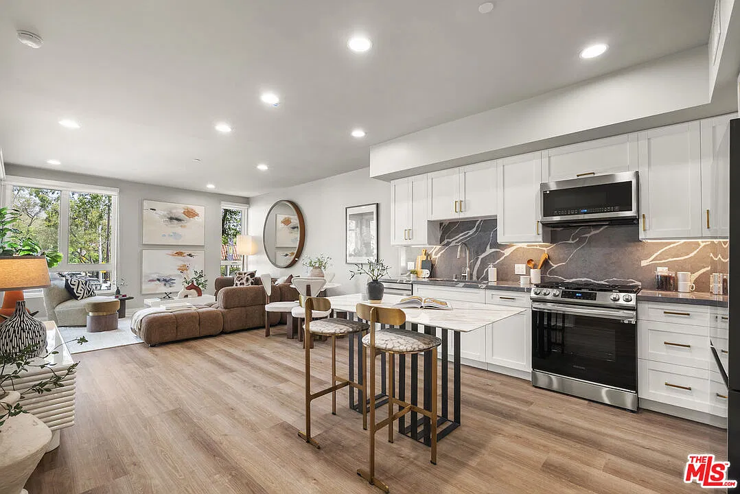 1 bed, 1.5 bath, 902 sqft, $4,695 — Photo 4