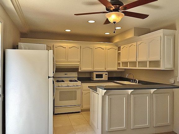 Kitchen w. Appliances