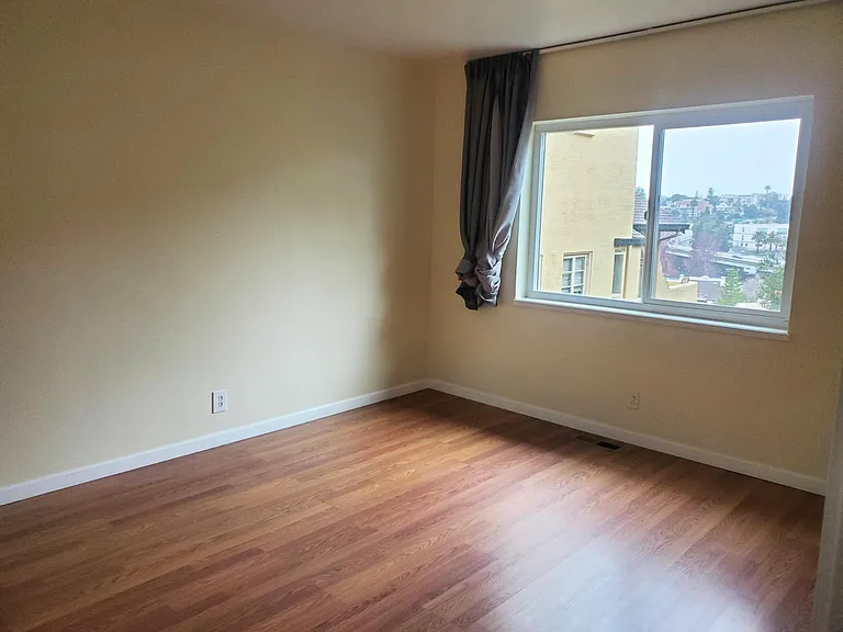 581 Merritt Ave — Photo 11