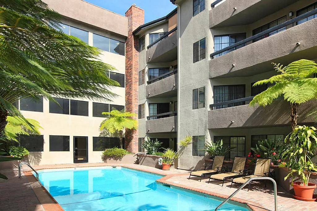 Savoy West Apartments — Photo 4