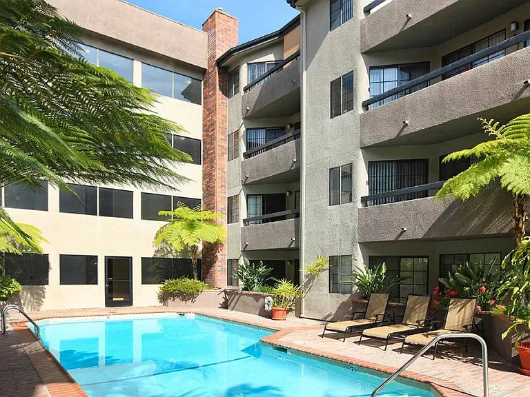 Savoy West Apartments — Photo 4