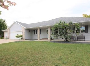 106 Foxborough Ln, Eagle Lake, MN 56024