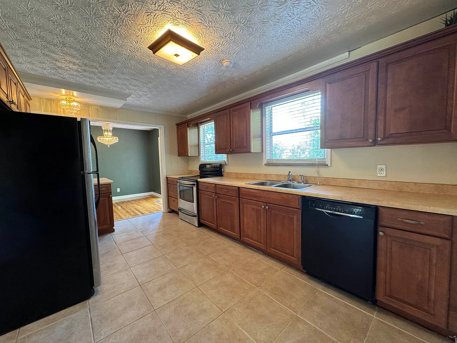 3 bed, 1584 sqft, $1,700 — Photo 2