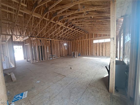 3rd image of 547 Woodlands Glen Ave