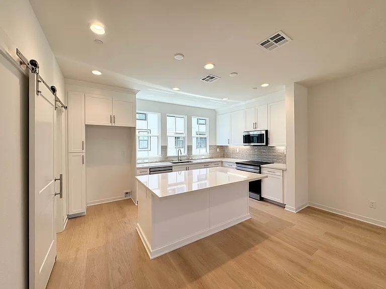 2554 Delphinium Ln — Photo 15