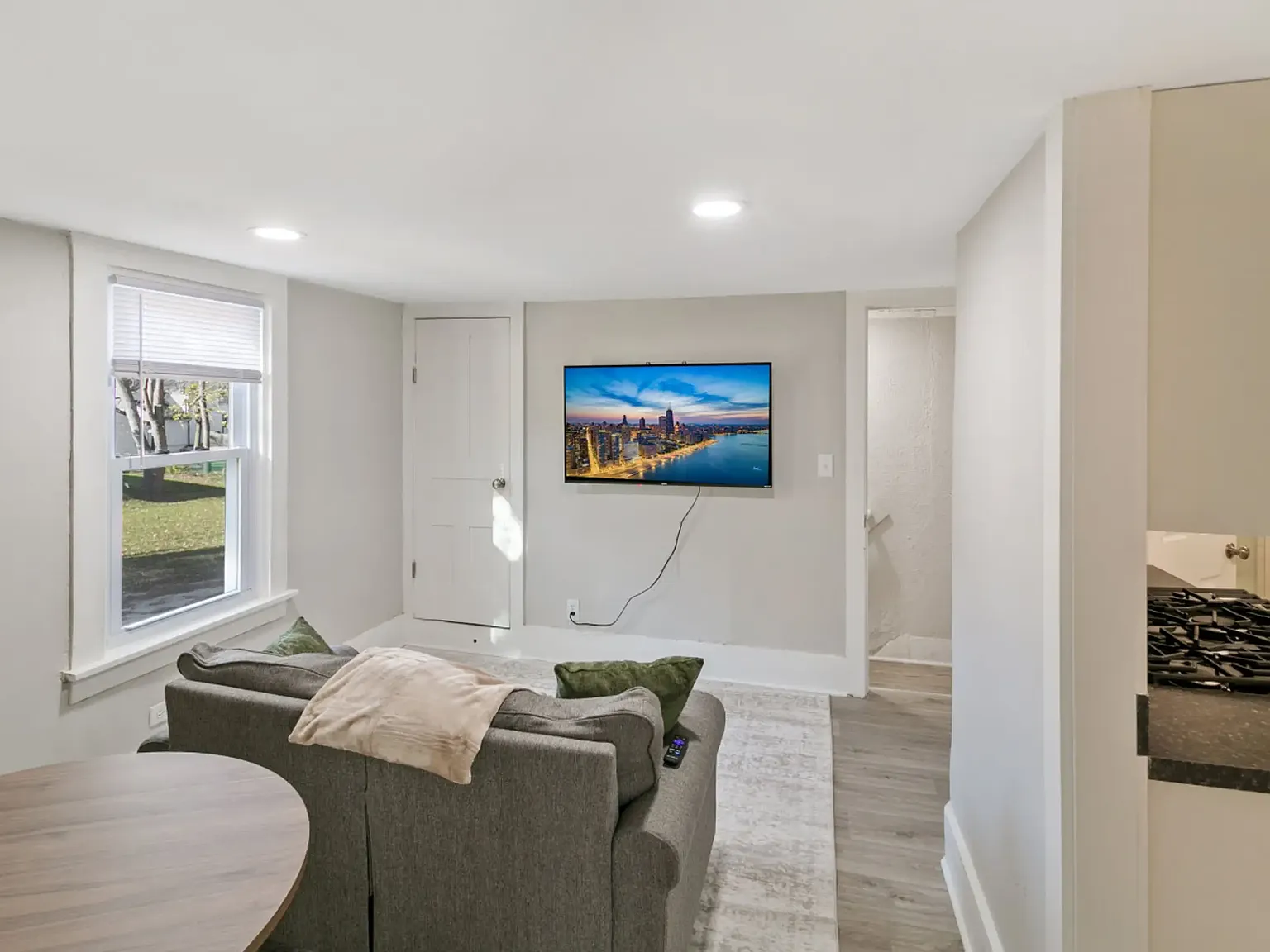 1 bed, 700 sqft, $2,500 — Photo 2