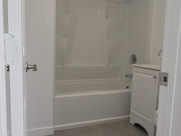 5th image of 1130 Hollister St