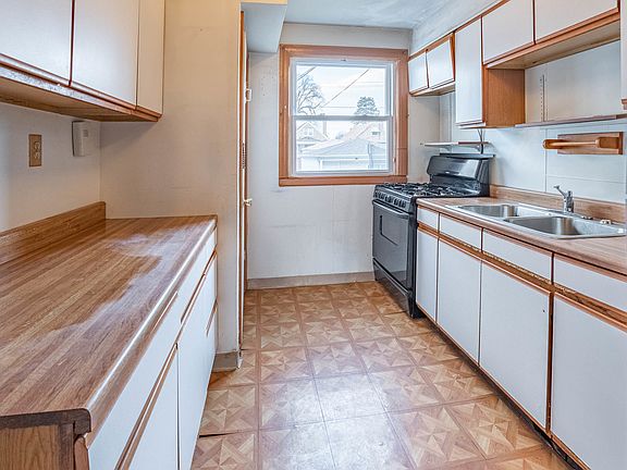 3rd image of 332 Hyde Park Ave