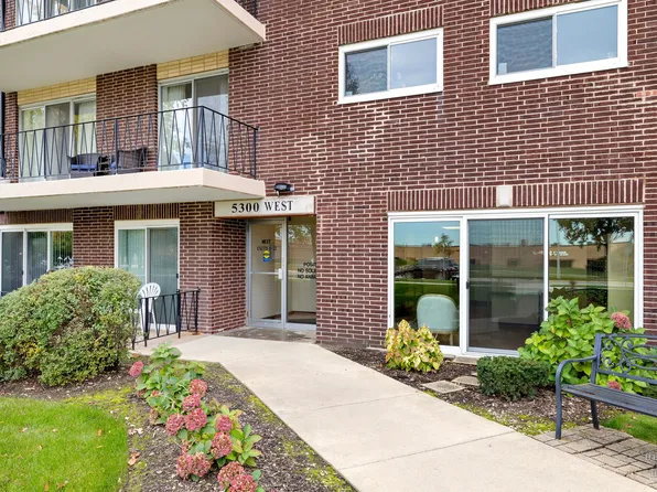 5300 Walnut Ave APT 12B, Downers Grove, IL 60515