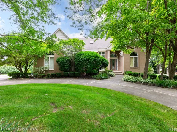 30507 Fox Club Dr, Farmington Hills, MI 48331