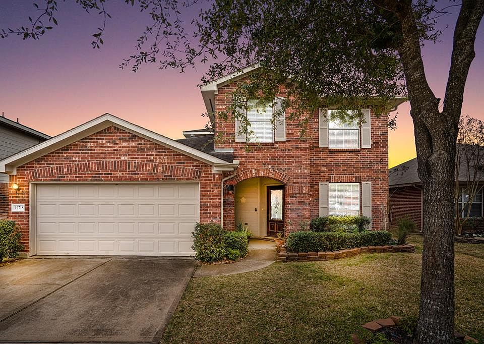 Welcome to 9718 Ringwald Court, a beautiful two story home in the premier master planned community of Gleannloch Farms.