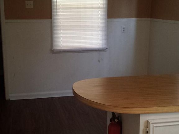 dinning area with celling fan and bar