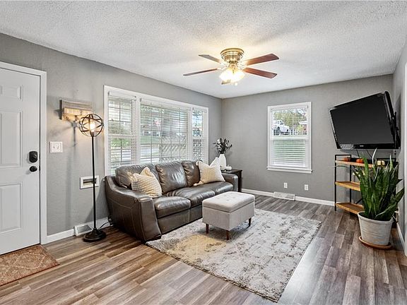 5th image of 200 N Lake Ave