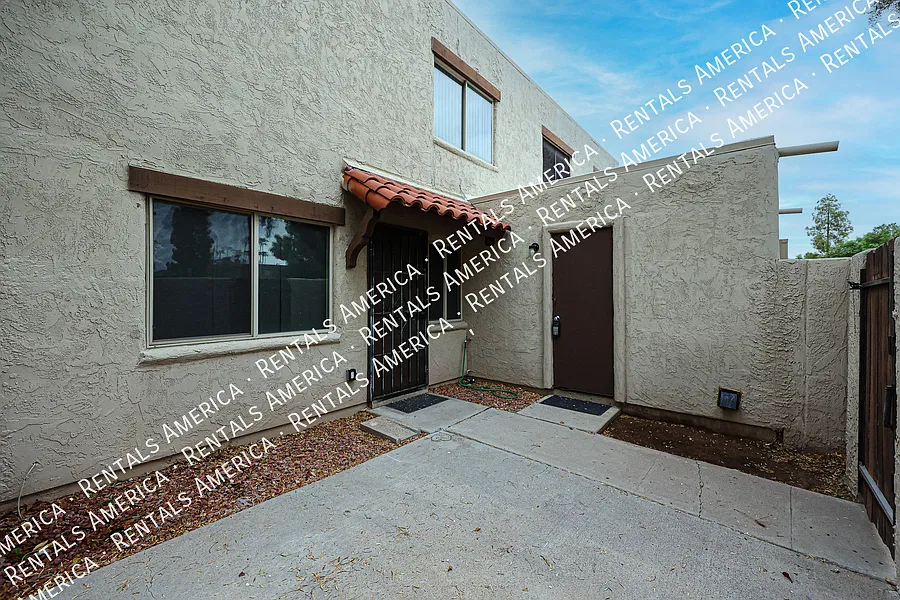 Nice corner 2 bd / 1 ba 2-level condo in the heart of Scottsdale — Photo 3