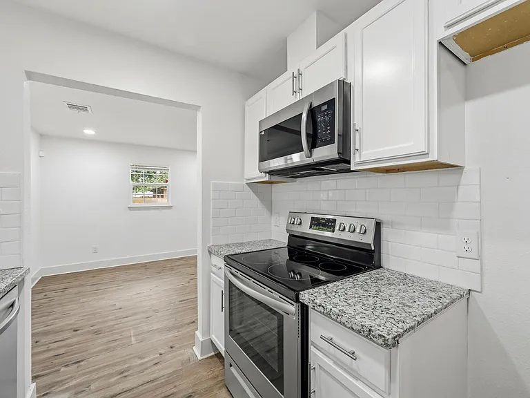 1501 Maiden Ln — Photo 10