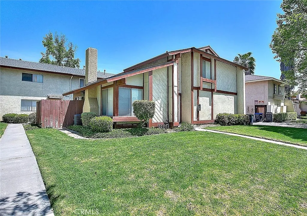 2 bed, 1044 sqft, $2,495 — Photo 1