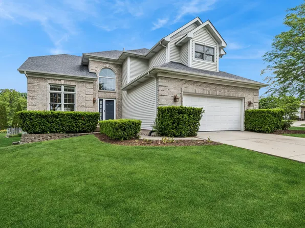 615 Wood Creek Dr, Antioch, IL 60002