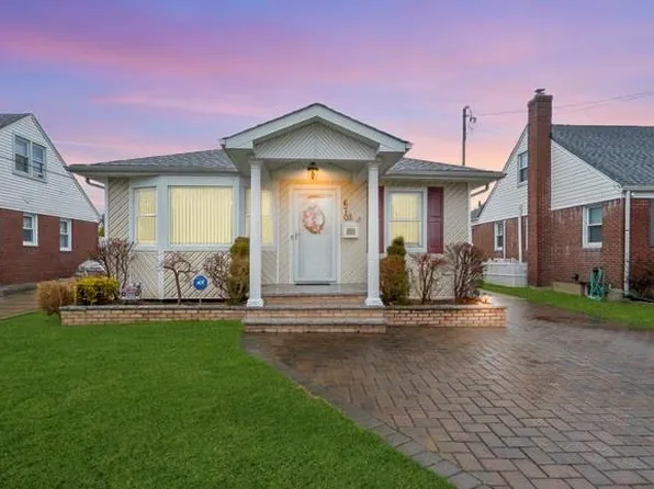 670 6th Place S, Garden City South, NY 11530