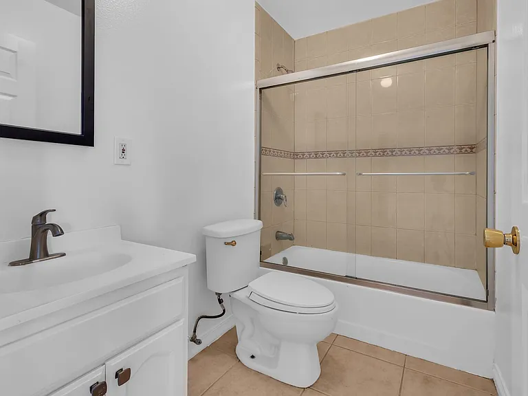 1672 N Soto St — Photo 17